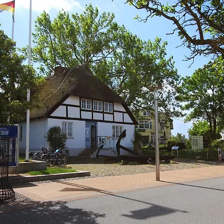 Meeresblick Fewo: Seaside Retreat With Balcony And Access Apartment